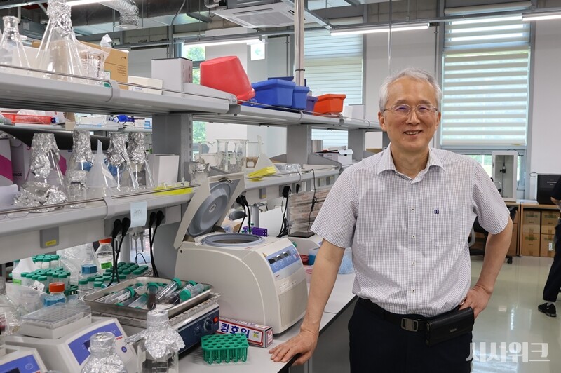수많은 의료계·과학자들이 자폐, 더 나아가 뇌 질환을 치료하기 위한 수많은 기술을 연구한다. 하지만 아직까지 갈 길은 멀다. 수많은 뇌 질환 연구자들, 그 중에 선구자에 있는 과학자 중 하나인 ‘기초과학연구원(IBS) 시냅스뇌질환 연구단(Center for Synaptic Brain Dysfunctions)’의 김은준 단장의 이야기를 들었다. / 사진=박설민 기자