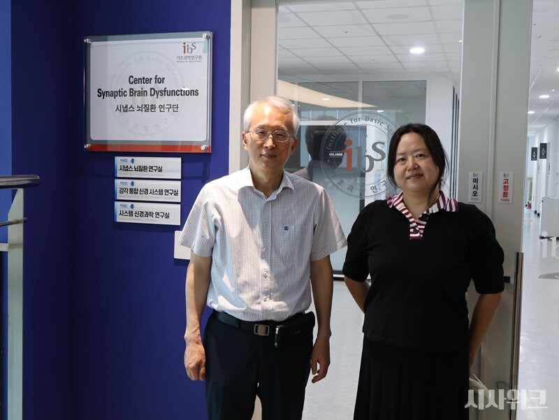 한국은 세계 최고 수준이라고 김은준 단장은 자신 있게 말했다. IBS를 포함, 한국처럼 관련 연구 인프라와 인재가 갖춰진 국가가 많지 않다는 것이다. 사진 오른쪽은 배미현 연구위원.  2022년 기초과학진흥주간 기초과학유공자 표창을 받은 바 있다. / 사진=박설민 기자