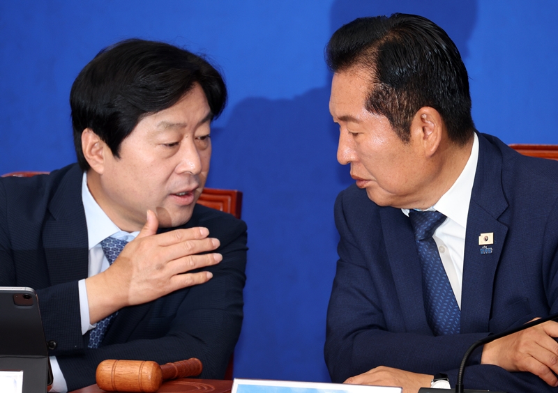 더불어민주당 정청래 대표(우측)가 17일 여의도 국회에서 열린 최고위원회의에서 황명선 최고위원과 대화를 나누고 있다. / 뉴시스