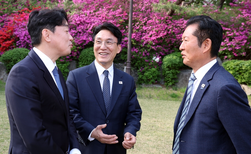 (사진 좌로부터) 강훈식 대통령실 비서실장, 김민석 국무총리, 정청래 더불어민주당 대표가 지난 4월 22일 서울 종로구 국무총리 공관에서 열린 제8차 고위당정협의회에서 대화를 하고 있다. (공동취재) / 뉴시스