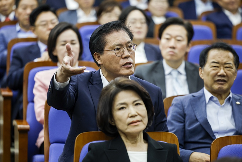 송석준 의원의 공개발언 신청에 객석에서는 “비공개로 해라”는 원성이 터져 나왔고, 잠시 동안 설전이 이어졌다. 박준태 비서실장이 “나가서 하세요. 나가서 하시라니까요”라고 제지하자, 송 의원은 “공개발언 허용하지 않은 적이 없었는데 22대 국회 들어 우리 당이 불통에 빠져 있다. 그러니까 지금의 최악의 당의 모습이 된 것 아니냐”고 반발했다./ 뉴시스