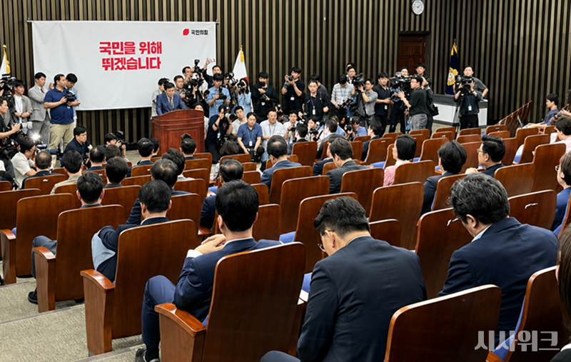 송석준 의원은 의원총회 직후 기자들과 만나 “장동혁 대표는 우리 당의 소중한 자원이지만 지난 지방선거 결과, 장 대표의 노선에 문제가 있었다는 것이 결과적으로 나타났다”고 밝혔다. 장 대표의 반응에 대한 질문에는 “곤혹스러워하는 것 같다”며 “아끼는 동지이자 현재 당대표에게 제가 정중하고도 예의를 지켜서 (사퇴) 권유를 했다”고 답했다. / 사진=김윤혁 기자