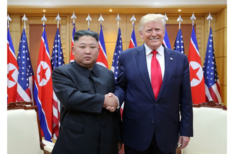 북한 노동신문은 김정은 국무위원장이 지난달 지난 2019년 6월 30일 판문점 남측지역에서 도널드 트럼프 미국 대통령과 회담을 했다고 7월 1일 보도했다. (출처=노동신문) / 뉴시스