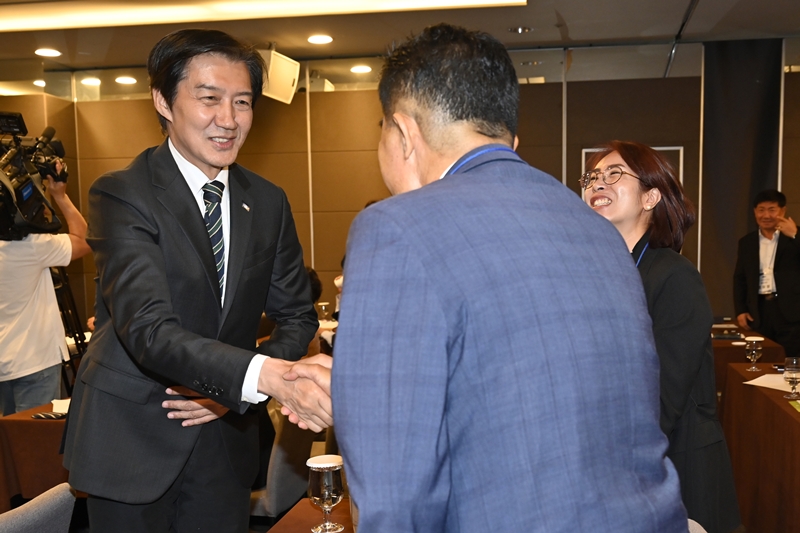 조국 전 조국혁신당 대표가 지난 17일 오후 광주 서구 치평동 브리브 광주 바이 롯데호텔 연회장에서 열린 6·3 지방선거 당선인 워크숍에 참석해 당선인들과 악수를 나누고 있다. / 뉴시스