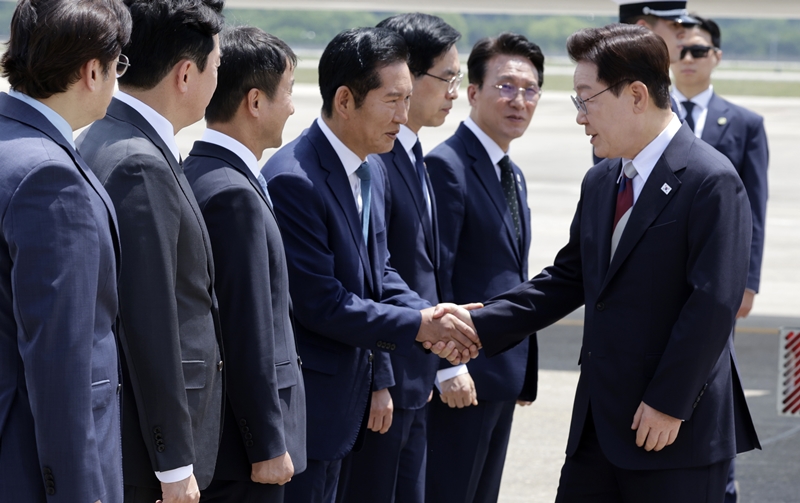 G7 정상회의 등 유럽 순방 일정을 마친 이재명 대통령과 김혜경 여사가 18일 경기 성남 서울공항에 도착해 정청래 더불어민주당 대표와 인사하고 있다. / 뉴시스