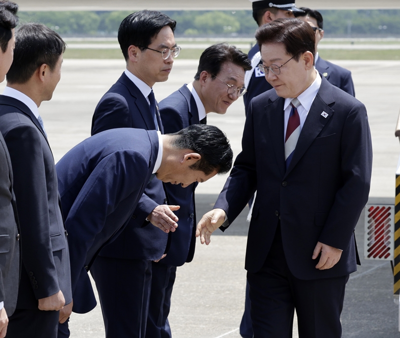 G7 정상회의 등 유럽 순방 일정을 마친 이재명 대통령이 18일 경기 성남 서울공항에 도착해 정청래 더불어민주당 대표와 인사하고 있다. / 뉴시스