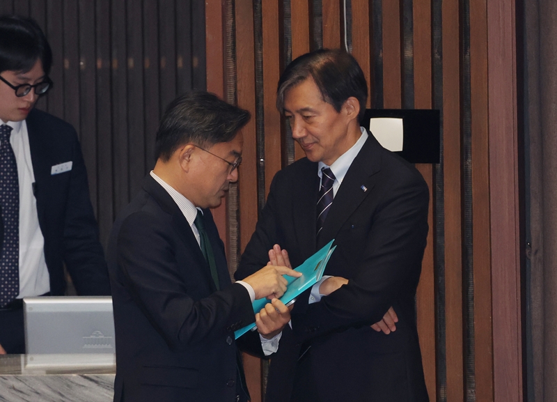 조국 조국혁신당 전 대표와 신장식 혁신당 당대표 권한대행이 지난 2024년 12월 2일 서울 여의도 국회에서 열린 제418회 국회(정기회) 제14차 본회의에서 대화하고 있다. / 뉴시스