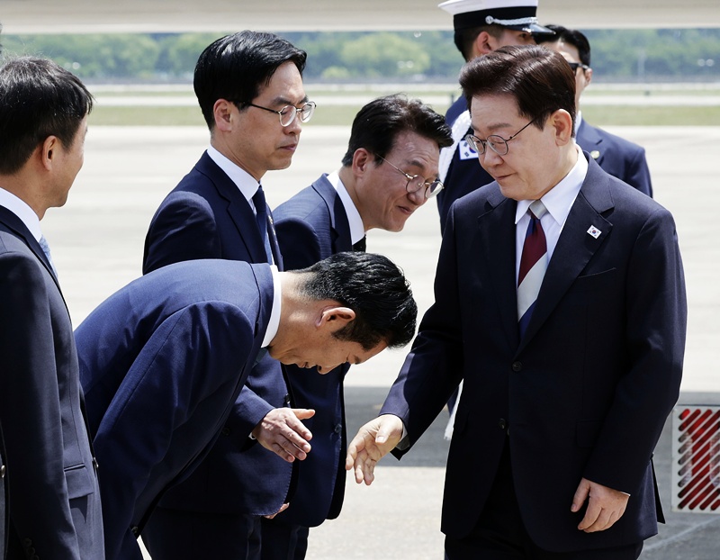 G7 정상회의 등 유럽 순방 일정을 마친 이재명 대통령이 18일 경기 성남 서울공항에 도착해 정청래 더불어민주당 대표와 인사하고 있다. / 뉴시스