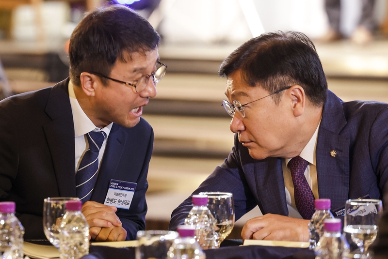 22대 후반기 국회가 시작한 지 20일이 지났지만, 여야의 원 구성 협상은 국회 법사위원장 자리를 두고 기싸움이 이어지면서 한발도 나아가지 못하고 있다. 사진은 한병도 더불어민주당 원내대표와 정점식 국민의힘 원내대표가 지난 16일 서울 영등포구 국민일보에서 열린 2026 국민공공정책포럼에서 대화를 나누고 있는 모습. / 뉴시스