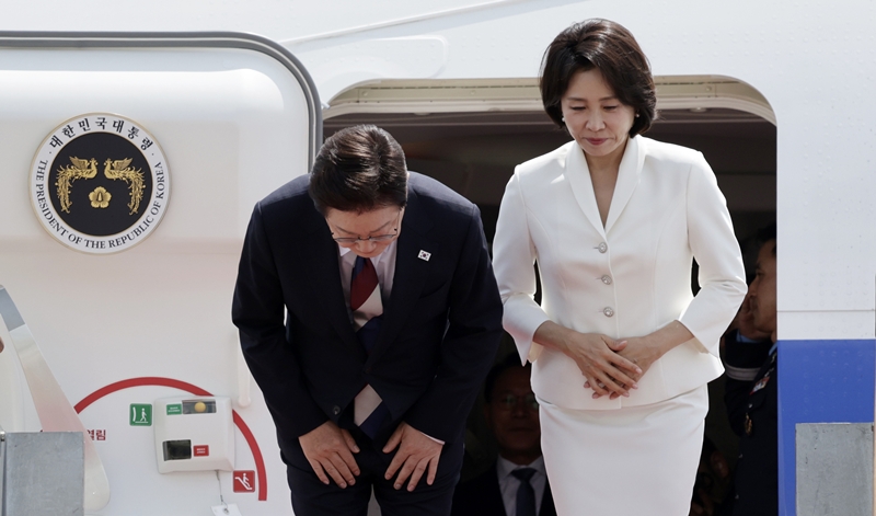 G7 정상회의 등 유럽 순방 일정을 마친 이재명 대통령과 김혜경 여사가 18일 경기 성남 서울공항에 도착해 인사하고 있다. / 뉴시스