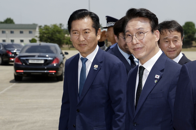 김민석 국무총리와 정청래 더불어민주당 대표가 18일 경기 성남 서울공항에서 G7 정상회의 등 유럽 순방을 마치고 귀국한 이재명 대통령의 차량 출발을 기다리고 있다. / 뉴시스