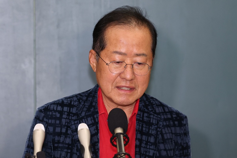 홍준표 전 대구시장은 18일 SNS를 통해 국민의힘 초·재선 소장파 모임 ‘대안과미래’의 장 대표 사퇴 요구를 두고 “자중지란”, “분탕질”이라고 직격했다. 사진은 지난해 6월 17일  국민의힘 대선 후보 경선에서 탈락한 뒤 정계 은퇴를 선언하고 하와이에 체류했던 홍준표 전 대구시장이 인천국제공항 제1터미널을 통해 귀국해 발언하는 모습. / 뉴시스