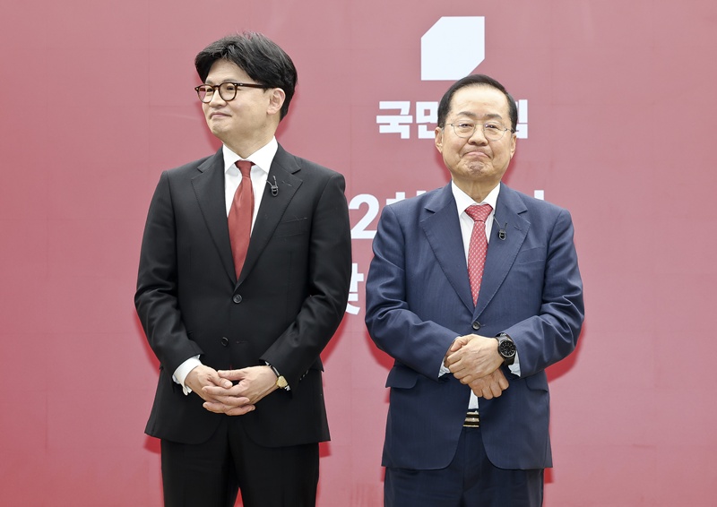 홍준표 전 대구시장의 발언을 두고 단순한 장동혁 대표 엄호를 넘어, 무소속 한동훈 의원을 견제하려는 의도가 깔려있다는 분석이 나온다. 사진은 지난해 4월 23일 한동훈(왼쪽), 홍준표 당시 제21대 대통령선거 국민의힘 경선 후보가 국민의힘 중앙당사에서 열린 2차 경선토론회 미디어데이에서 맞수토론 상대로 결정된 뒤 기념촬영 하는 모습. / 뉴시스