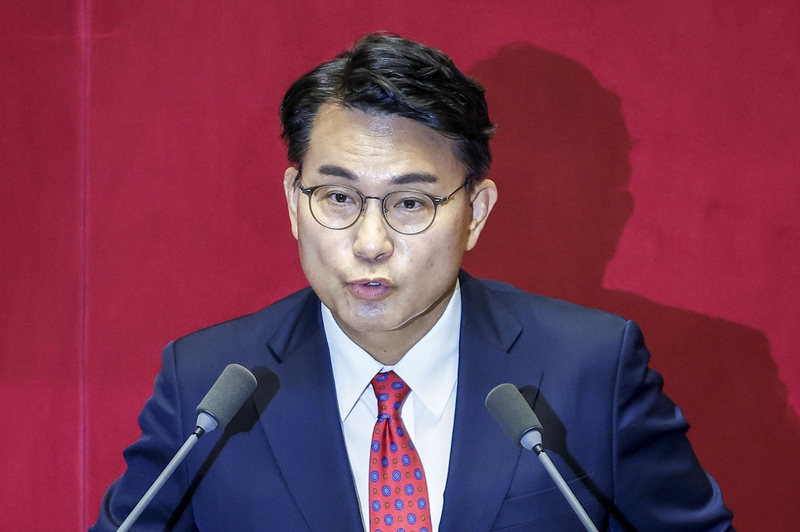 윤상현 지방선거 국조특위 위원장이 18일 서울 여의도 국회에서 열린 제436회 국회(임시회) 제3차 본회의에서 제9회 전국동시지방선거 투표용지 부족사태 등 국민참정권 침해 진상규명 및 선거관리 개혁을 위한 국정조사계획서 승인의 건에 대한 설명을 하고 있다. / 뉴시스