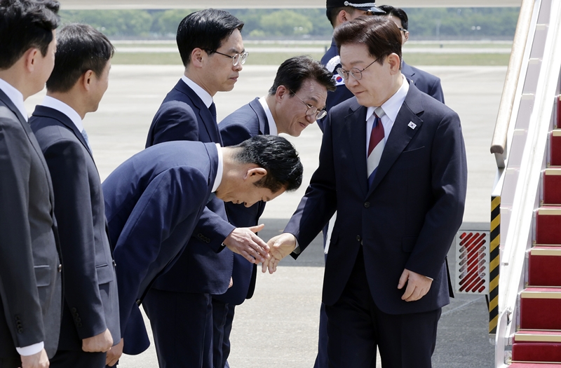 정청래 더불어민주당 대표가 이재명 대통령에 약 90도로 허리를 숙여 인사한 장면을 두고 당내 일각에선 부정적인 시각으로 바라보고 있다. 사진은 G7 정상회의 등 유럽 순방 일정을 마친 이 대통령이 지난 18일 경기 성남 서울공항에 도착해 정 대표와 인사하고 있는 모습. / 뉴시스