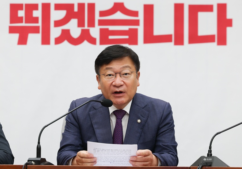 정점식 국민의힘 원내대표는 19일 국회에서 열린 원내대책회의에서 “코스피 9,000 돌파를 기쁜 마음으로 축하한다”면서도, 이재명 정부를 향해 “도취하고 자화자찬할 때가 아니다”고 지적했다. / 뉴시스
