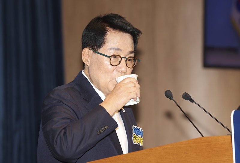 박지원 더불어민주당 의원이 지난 5월 4일 서울 여의도 국회 소통관에서 열린 국회의장 출마선언 기자회견에서 물을 마시고 있다. / 뉴시스