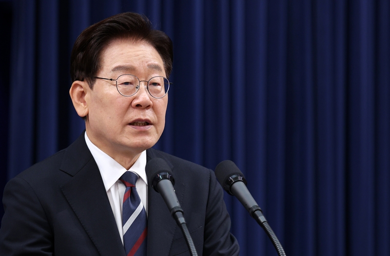 이재명 대통령이 19일 청와대 춘추관에서 유럽·G7 순방 결과 브리핑을 마치고 기자 질문에 답변하고 있다. / 뉴시스
