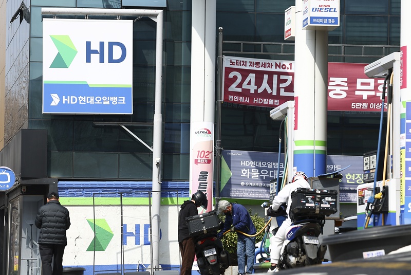 이재명 대통령이 강하게 비판하는 등 정부의 강경 대응을 불러온 ‘유류 담합’과 관련해 HD현대오일뱅크 임원이 구속됐다. / 뉴시스