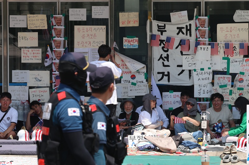 국민의힘 박대출 의원은 18일 사전투표 폐지와 부재자투표 재도입 등의 내용을 담은 ‘공직선거법 일부법률개정안’을 대표발의했다. 사진은  6·3 지방선거 투표용지 부족 사태를 규탄하는 시위가 열리고 있는 서울 송파구 올림픽공원 핸드볼경기장 앞. / 뉴시스