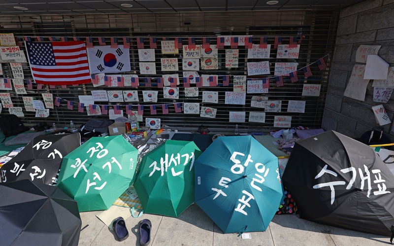 개정안에는 무소속 한동훈 의원도 공동발의자로 이름을 올렸다. 한 의원은 지난해부터 사전투표 폐지를 주장해 온 인물로, 지난 18일 SNS에 “사전투표 없애고 본투표 연장하는 것이 저의 오랜 생각”이라고 밝히기도 했다. / 뉴시스