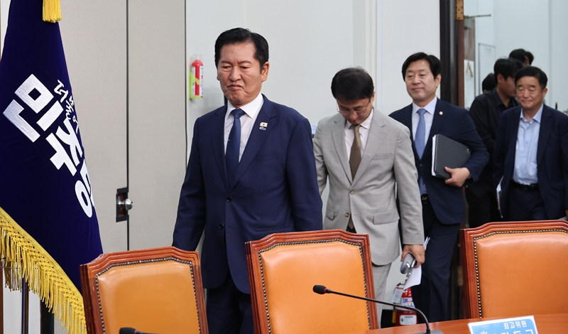 ‘당 대표 연임 도전설’이 제기되는 정청래 더불어민주당 대표가 오는 24일께 거취에 대한 입장을 밝힐 수 있다는 전망이 나온다. 사진은 정 대표가 19일 국회에서 열린 최고위원회의에 입장하고 있는 모습. / 뉴시스