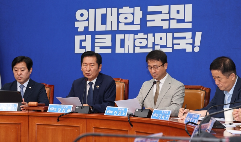 정청래 더불어민주당 대표가 오는 24일 자신의 거취에 대한 입장을 밝힐 수 있다는 전망이 나오는 가운데, 만약 정 대표가 당 대표 연임에 도전할 경우 당내에선 갈등이 심화할 가능도 있다. 사진은 정 대표가 19일 국회에서 열린 최고위원회의에서 발언하고 있는 모습. / 뉴시스