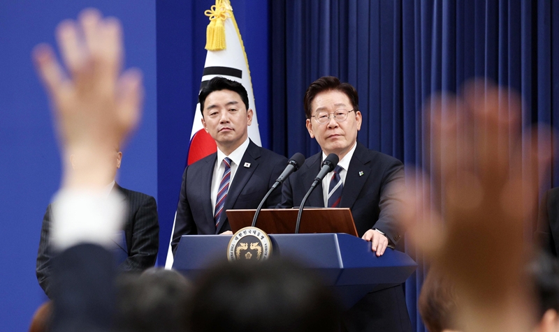 이재명 대통령이 19일 청와대 춘추관에서 유럽·G7 순방 결과 브리핑 후 취재진의 질문을 받고 있다. / 뉴시스
