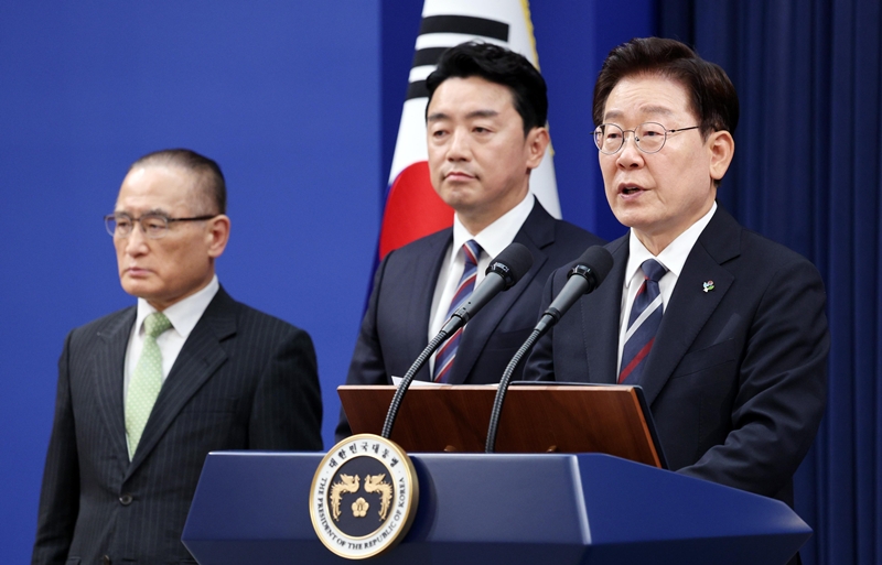 이재명 대통령이 19일 청와대 춘추관에서 유럽·G7 순방 결과 브리핑 후 취재진의 질문에 답변하고 있다. / 뉴시스