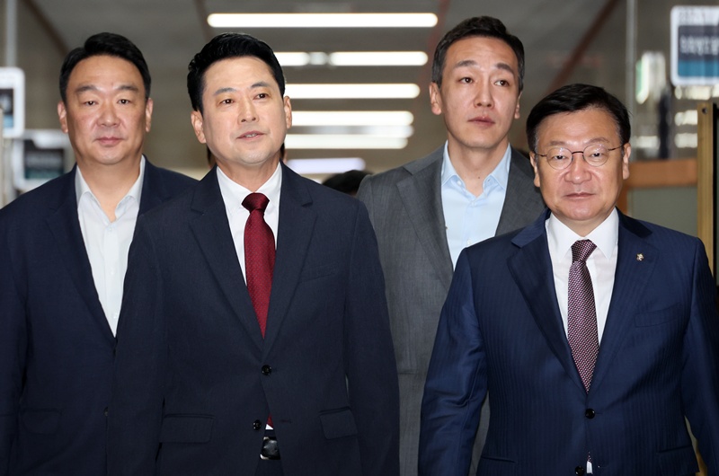 국민의힘이 6·3지방선거 결과를 평가하며 참패했던 8년 전 지방선거와 비교해 선전했다는 취지의 분석자료를 내놓았다. 사진은  국민의힘 장동혁 대표와 정점식 원내대표가 18일 여의도 국회에서 열린 최고위원회의에 참석하는 모습. / 뉴시스
