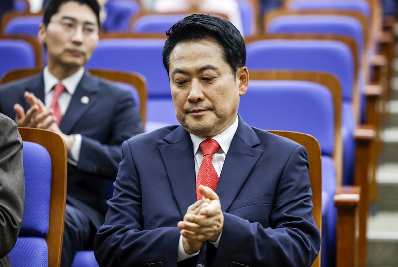 이번 지방선거 당선인 수를 직전 2022년 제8회 지방선거와 비교하면 △광역단체장 8명 △기초단체장 50명 △광역의원 212명 △기초의원 158명이 각각 감소했다. 사진은 장동혁 국민의힘 대표가 17일 서울 여의도 국회에서 열린 의원총회에 참석한 모습. / 뉴시스