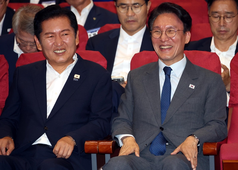 더불어민주당 내에서 보완수사권 문제가 이번 8월 전당대회 쟁점으로 부상할 것이라는 전망이 나온다. 사진은 김민석 국무총리와 정청래 대표가 지난 21일 국회에서 열린 2026 6.3지방선거 단체장 당선자 워크숍에서 웃음을 터뜨리고 있는 모습. / 뉴시스