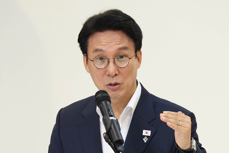 정청래 더불어민주당 대표가 연일 검찰의 보완수사권 ‘전면 폐지’를 띄우고 있는 가운데, 김민석 국무총리도 보완수사권 폐지에 동의한다는 입장을 밝혔다. 사진은 김 총리가 22일 종로구 정부서울청사 별관에서 출입기자 간담회를 하고 있는 모습. / 뉴시스