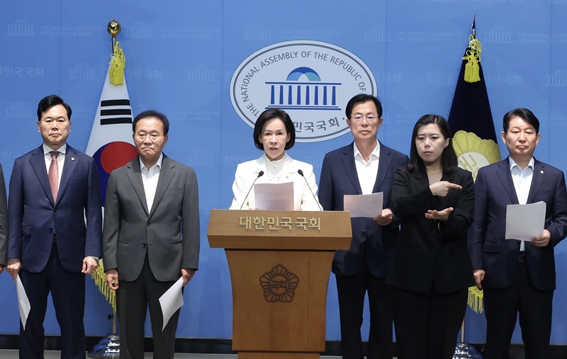 이인선 국민의힘 의원이 25일 오전 서울 여의도 국회 소통관에서 열린 '대구·경북 국회의원, 광주전남권 제2국가 반도체 클러스터 추진' 관련 기자회견에서 발언을 하고 있다. / 뉴시스