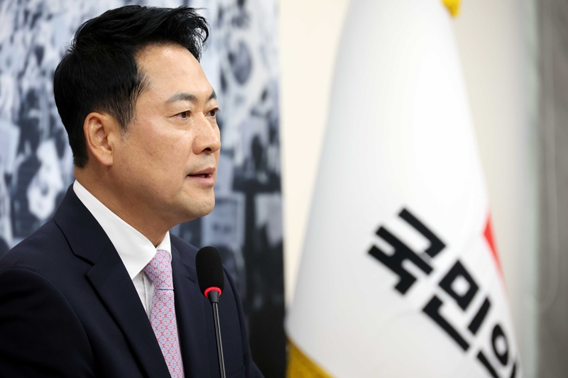 장동혁 국민의힘 대표가 24일 오후 서울 여의도 국회에서 열린 당 현안 관련 기자회견에서 '참정권 수호를 위한 특검'을 촉구하고 있다. / 뉴시스