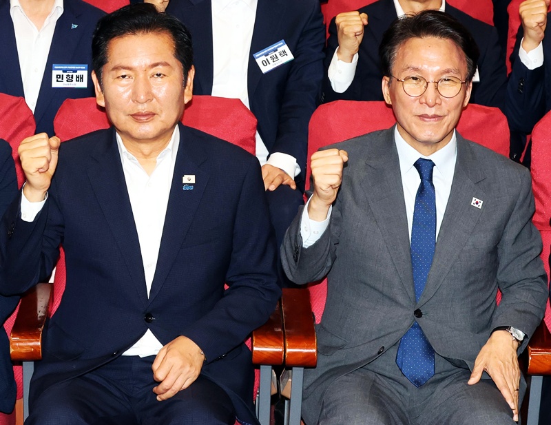 최근 민주당 당대표 적합도 여론조사에서 민주당 지지층의 선택이 정청래 전 대표에서 김민석 국무총리 쪽으로 이동하는 흐름이 나타나고 있다. 25일 발표된 조사에서도 민주당 지지층은 김 총리에게 더 높은 지지를 보냈다. 사진은 정청래 전 더불어민주당 대표(왼쪽)와 김민석 국무총리. / 뉴시스