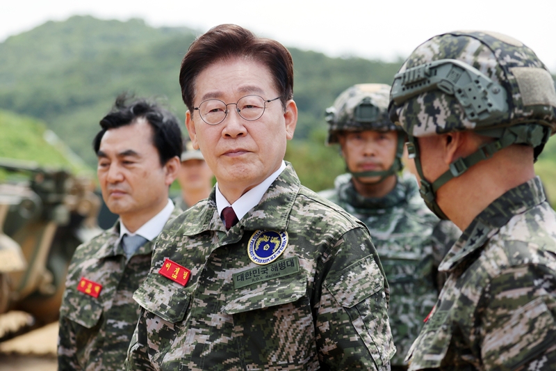 이재명 대통령이 6.25 전쟁일 주간 및 호국보훈의 달을 맞아 24일 인천 옹진군 해병대 연평부대를 방문해 화력 장비 시찰을 하고 있다. / 뉴시스