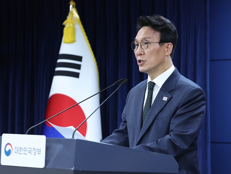 보완수사권 문제가 더불어민주당 전당대회 쟁점으로 떠오른 가운데, 향후 당권 경쟁 과정에서 보완수사권의 처리 시점을 두고 논쟁이 펼쳐질 것으로 전망된다. 사진은 당권 주자로 분류되는 김민석 국무총리가 25일 서울 종로구 정부서울청사에서 검찰개혁 관련 현안 발표를 하고 있는 모습. / 뉴시스