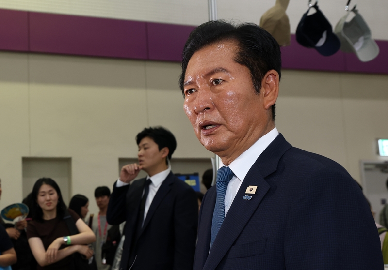 보완수사권 처리 시점과 관련해 친청계(친정청래계)는 속도전을 강조하고 있고, 친명계(친이재명계)에선 전당대회 이후 논의하자는 의견이 나오고 있다. 사진은 당권 주자로 분류되는 정청래 전 대표가 지난 24일 서울 강남구 코엑스에서 열린 2026 서울국제도서전 평산책방 부스에서 문재인 전 대통령을 만난 뒤 취재진의 질의에 답변하고 있는 모습. / 뉴시스