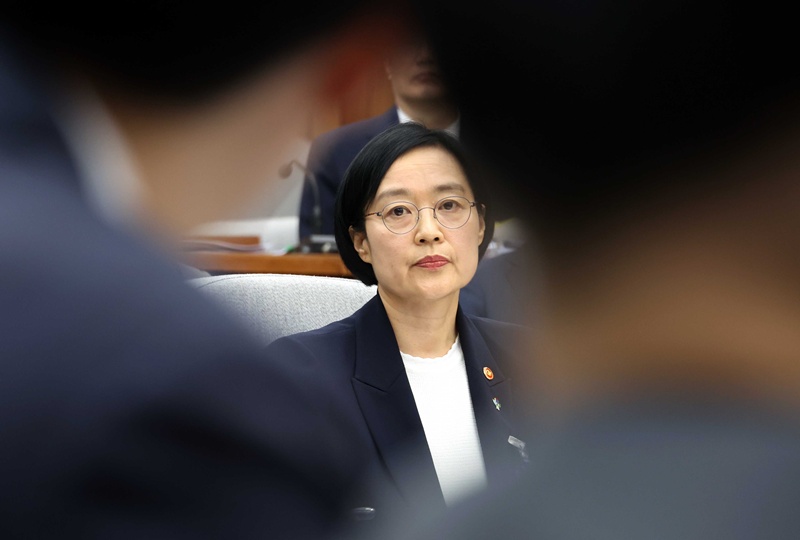 한성숙 국무총리 후보자가 25일 서울 여의도 국회에서 열린 인사청문회에서 의원 질의를 경청하고 있다. / 뉴시스