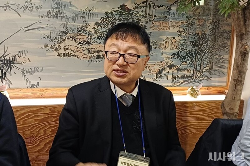 26일 과학기술정보통신부는 중소·중견 알뜰폰사의 전파사용료 감면율을 90%로 확대한다고 밝혔다. 사진은 고명수 한국알뜰통신사업자협회장이 지난해 11월 25일 서울 중구에 위치한 이화빌딩에서 기자 간담회를 열고 전파사용료에 대해 정부 지원이 필요하다고 말하는 모습. / 조윤찬 기자