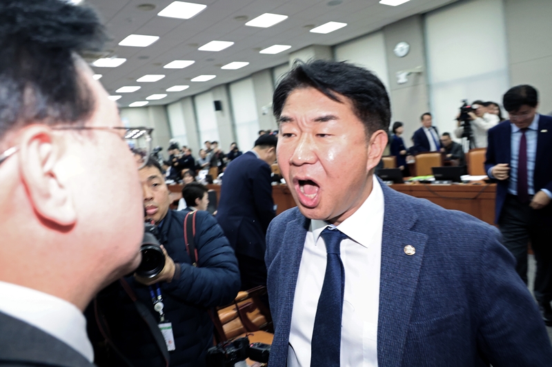 송언석 국민의힘 전 원내대표와 이기헌 더불어민주당 의원이 6일 오전 서울 여의도 국회에서 열린 운영위원회의 대통령비서실 등 국정감사에서 정회 후 퇴장하는 과정에 충돌하고 있다. / 뉴시스