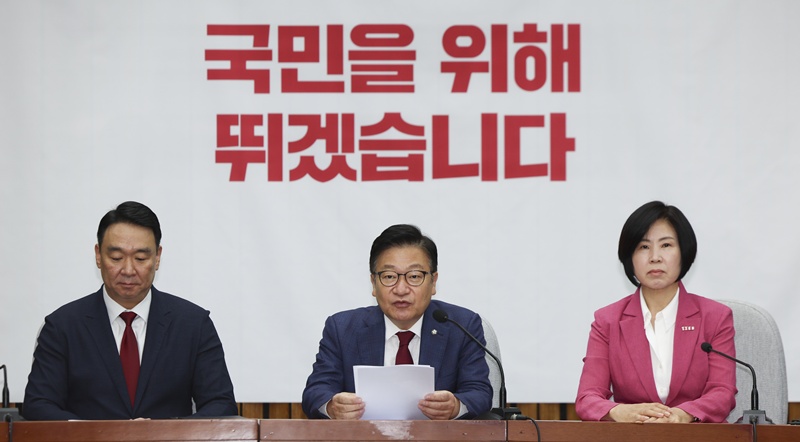정점식 국민의힘 원내대표는 26일 원내대책회의에서 “보완수사권은 민생 범죄 피해자의 억울함을 풀어주기 위해 반드시 필요한 수사 장치”라며 “(정부안 제출 포기는) 정부 스스로 국정에 대한 책임을 포기한 것”이라고 비판했다. / 뉴시스
