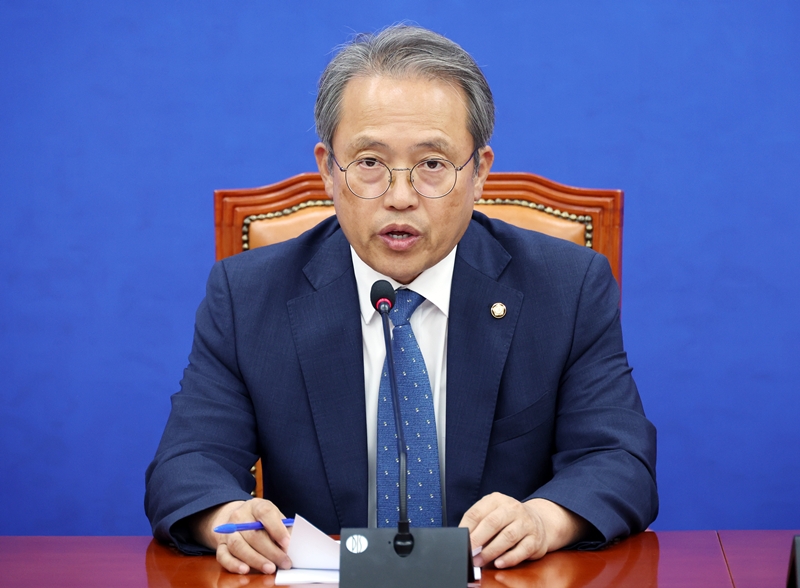 송기헌 더불어민주당 국민참정권 수호를 위한 제도개혁 TF 단장이 지난 16일 여의도 국에서 열린 제도개혁 TF 2차 회의에서 발언하고 있다. / 뉴시스