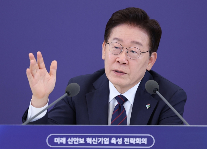 이재명 대통령이 26일 청와대에서 열린 미래 신안보 혁신기업 육성 전략회의에서 발언하고 있다. / 뉴시스