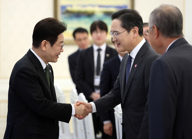 이재명 대통령이 지난 2월 4일 청와대에서 열린 청년일자리와 지방투자 확대를 위한 기업간담회에 입장하며 이재용 삼성전자 회장과 악수하고 있다. (청와대통신사진기자단) / 뉴시스