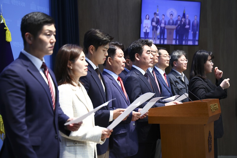 장동혁 국민의힘 대표는 당내 소장파 모임 대안과미래를 겨냥해 “근거도 명분도 없이 계속 지도부 사퇴와 거취를 요구한다”며 “혁신과 대안, 미래라는 이름으로 명분 없이 지도부를 흔드는 것에 대해 이번에 반드시 정리를 할 필요가 있다”고 비판했다. 사진은 대안과미래 기자회견 모습. / 뉴시스