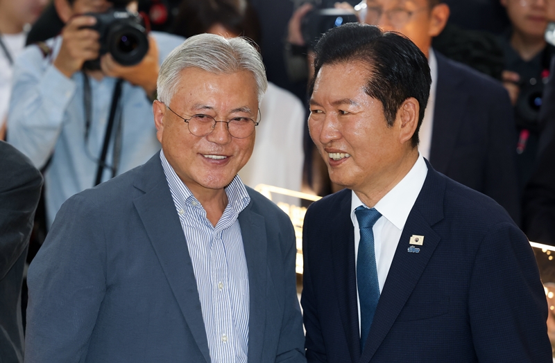 친문계(친문재인계)가 당권 주자로 분류되는 정청래 전 더불어민주당 대표에 대한 비판에 나서면서 ‘친청-친문 연대설’은 힘을 잃은 모습이다. 사진은 정 전 대표가 지난 24일 서울 강남구 코엑스에서 열린 2026 서울국제도서전 평산책방 부스에서 문재인 전 대통령을 만나 인사하고 있는 모습. / 뉴시스