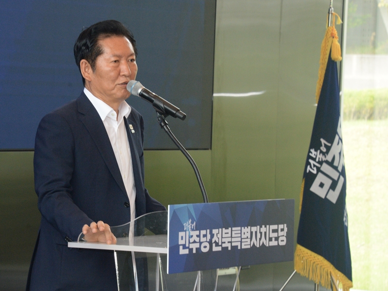 정청래 전 더불어민주당 대표가 ‘보완수사권 메시지’를 내는 과정에서 정부를 비판하는 듯한 메시지가 포함되면서 최근 이재명 대통령을 치켜세웠던 것과는 다소 차이가 있는 모습을 보였다. 이에 당내에선 ‘혼란스러운 메시지’라는 평가가 나왔다. 사진은 정 전 대표가 지난 25일 전북 정읍시 아우름캠퍼스에서 열린 민주당 전북특별자치도당 당선인 워크숍에 참석해 축사를 하고 있는 모습. / 뉴시스