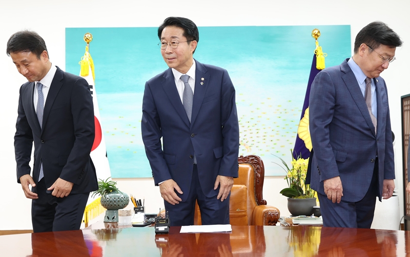 22대 후반기 국회가 시작한지 20일이 지났지만, 여야의 원 구성 협상은 국회 법제사법위원장 자리를 두고 대치가 이어지면서 공전을 거듭하고 있다. 사진은 조정식(가운데) 국회의장 주재로 지난 22일 국회 의장 집무실에서 한병도(왼쪽) 더불어민주당 원내대표와 정점식 국민의힘 원내대표가 회동, 기념촬영 후 자리에 앉고 있는 모습. / 뉴시스